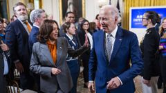 La vicepresidenta de Estados Unidos, Kamala Harris, y el presidente Joe Biden, antes de la firma