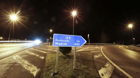 FOTOGRAFIA NOCTURNA DE LA ILUMINACION DEL ACCESO / SALIDA DE LA AUTOVIA A6 (A-6) EN LA CARRETERA DE A FONSAGRADA
