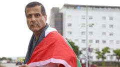 Amir Ismail, medico palestino con la bandera Palestina delante del Hospital A. Marcide, donde trabaja.