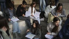 Varios estudiantes repasando sus apuntes antes de realizar las pruebas, en una imagen de archivo.