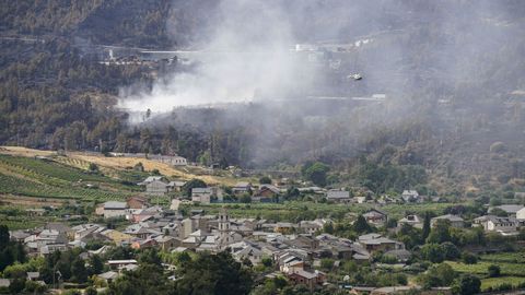 Incendio forestal en la comarca de Valdeorras. Antiguo vertedero de basuras de A Rúa ardiendo