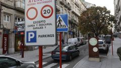 Una se�al advierte de las restricciones al inicio de la calle.