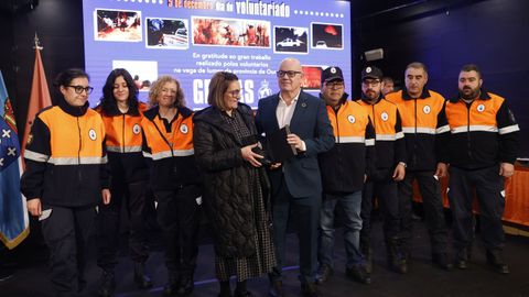 El subdelegado del Gobierno, Eladio Santos, entreg� la medalla de plata a la agrupaci�n de Vilardev�s, encabezada por su alcaldesa Eva Mar�a P�rez