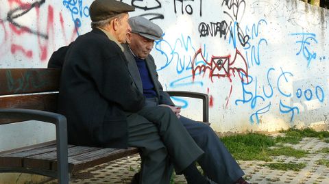 Dos ancianos en el parque