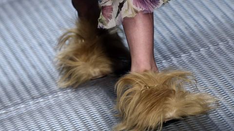 Una modelo con los diseños de Gucci.