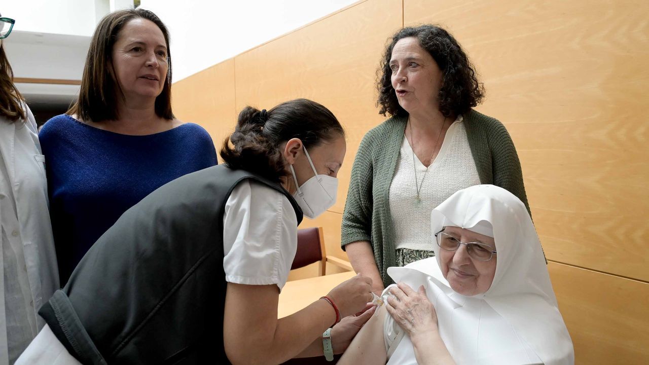 Más de un centenar de usuarios del centro de mayores Hermanitas Ancianos Desamparados reciben la vacuna contra la gripe y el covid