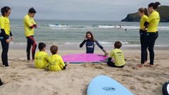 Imagen de archivo de una clase de surf en una playa del �rea de Ferrol 