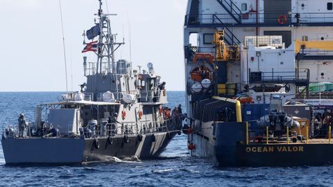 Miembros de las Armadas tailandesa y norteamericana a bordo del Ocean Valor recuperaron a finales de febrero restos de la coberta Sukhothai, que naufrag en el 2022 en el golfo de Tailandia