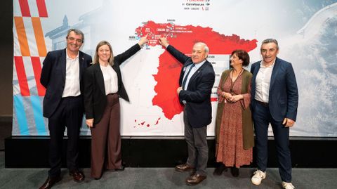 Jos� Tom� y Pilar Garc�a Porto se�alan en el mapa la etapa que empieza en Monforte y termina en Antas