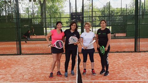 Teresa Mallada pasa la jornada de reflexin jugando al pdel en el Club de Campo de La Fresneda