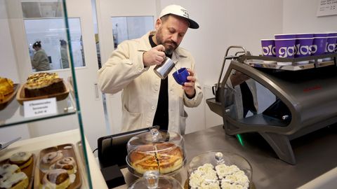 Gonzalo, preparando un caf� de especialidad en Baked