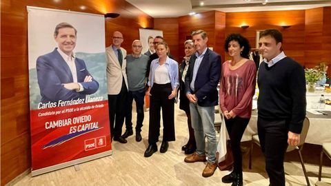 El candidato del PSOE a la alcalda de Oviedo arropado por parte de los miembros de la lista.