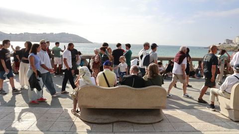 Eclipse total desde el paseo mar�timo de A Coru�a y las playas de Riazor y el Orz�n