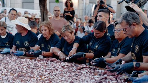 Los pulpeiros de O Carballi�o prepararon la tapa m�s grande del mundo