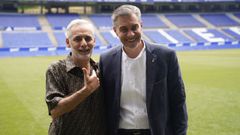El dueo del Grupo Pachuca y mximo accionista del Real Oviedo, Jess Martnez (i) y el presidente del club, Martn Pelez, sobre el csped del estadio Carlos Tartiere