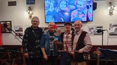 Los integrantes del grupo Ad hoc Ensemble con el empresario Alejandro del R�o (segundo por la izquierda) y el historiador Manuel Aneiros (derecha), en Foro el s�bado