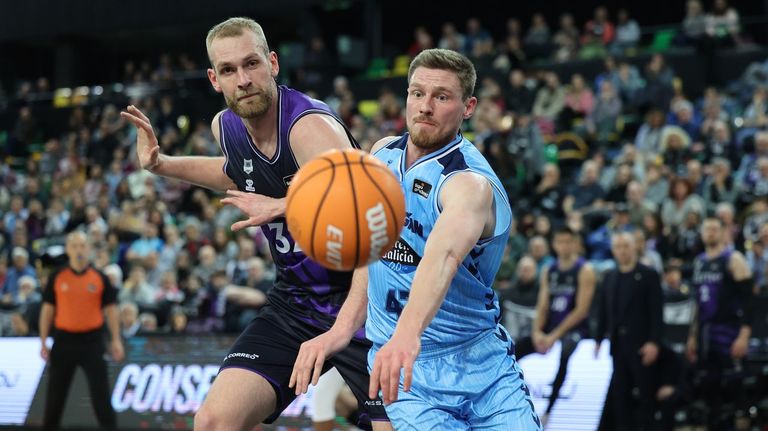 El local Hlinason y el breoganista Kurucs, en una pugna por el bal&oacute;n.