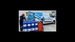 Un trabajador de Lincold Ib�rica, con una carga de productos qu�micos