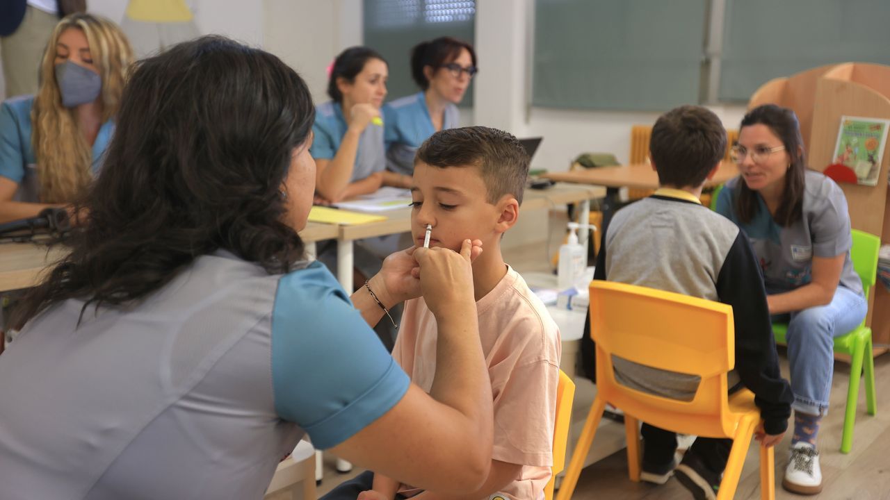Sanidade vuelve a incluir al colegio de Moaña en la vacuna antigripal