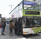 Un grupo de viajeros sube al bus tur�stico de Vitrasa que parte de A Laxe a las 12 y 16.30. 