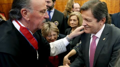 El magistrado Jos� Ignacio P�rez Villamil (i), recibe la Cruz Distinguida de Primera Clase de la Orden de San Raimundo de Pe�afort concedida por el Ministerio de Justicia, en un acto al que asistieron el presidente del Principado, Javier Fern�ndez (d), y el del Tribunal Superior de Justicia de Asturias, Ignacio Vidau.