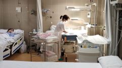 Foto de archivo de una habitacin del Hospital Comarcal de Valdeorras con una mujer y su beb recin nacido.