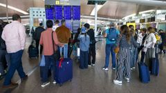 Viajeros en el aeropuerto barcelons del Prat durante el apagn del pasado lunes.