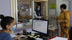 Mar�a P�rez, a la derecha, es la directora del colegio de O Couto