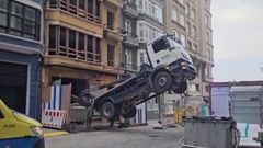 Un cami&oacute;n se queda suspendido en la calle Pondal