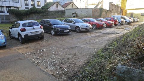 El solar interior entre edificios en el entorno de la plaza de Cuba cuenta con construcciones en ruinas, se encuentra muy degradado y es utilizado como aparcamiento.