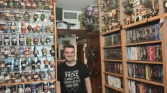 Joan Salla posa junto a su colecci�n de pel�culas y �merchandising�.