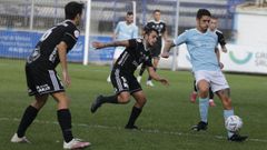 Santi controla el bal�n en el Ribadeo-Noia de esta temporada