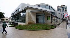 El local de la cafeter�a ocupa la esquina de la calle Gran V�a con el jard�n municipal.