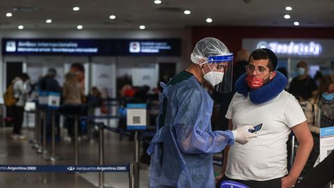 Viajeros en el aeropuerto internacional de Ezeiza, en Buenos Aires