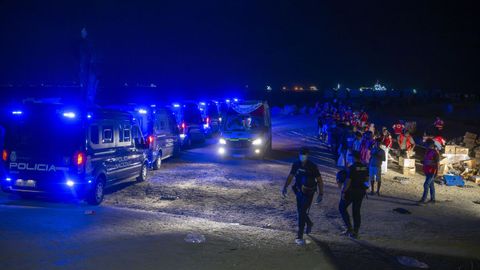 Desalojo de inmigrantes en la playa del Trampol�n de Ceuta