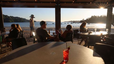 El Koa Club, en la playa de A Madalena de Cabanas, tiene en las puestas de sol que se ven desde su terraza uno de sus grandes reclamos.