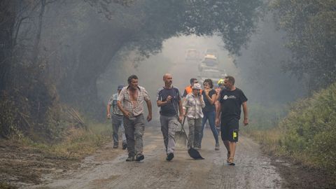 Los vecinos se movilizaron y algunos tuvieron que ser desalojados por el incendio en el Macizo Central ourensano y la Serra de San Mamede