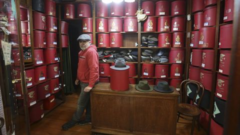 Tino Fern�ndez Iglesias en la peque�a tienda de sombreros y gorras que genera expectaci�n en la R�a do Vilar, en Santiago