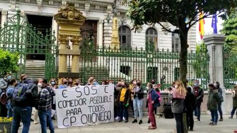 Concentraci�n de los padres del colegio de Olloniego frente a la Junta General