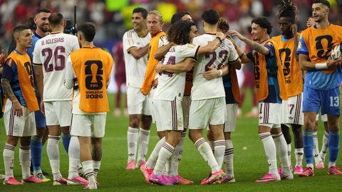 Los futbolistas de la selecci�n espa�ola celebran la victoria ante Portugal.