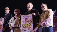 Carlos Santiago, tercero por la izquierda, en la presentaci�n del espect�culo �Mofa e Befa: A arte da guerra� en Carballo