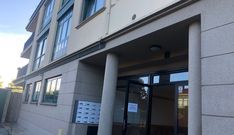 Los bomberos tuvieron que entrar por la ventana para socorrer a la joven con el brazo atrapado por un canap�