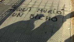 Crueles pintadas en la pasarela