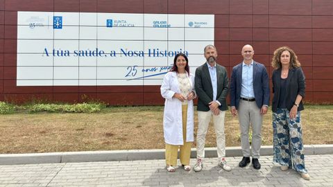 Un momento de la visita del gerente del Sergas al complejo de O Saln�s.