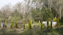 Lago formado por la antigua mina de caol�n en Coens