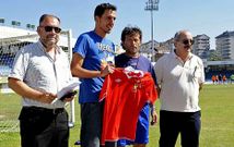 Los nuevos directivos Morgade y Jos� Luis posaron con Capi, en presencia del t�cnico Luisito.