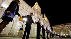 <span lang= es-es >Cadena humana</span>. En varios municipios espa�oles, entre ellos el de A Coru�a, en la foto, vecinos y sindicatos organizaron ayer concentraciones contra la reforma de la Administraci�n local.