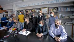 Miembros de la plataforma SOS Sanidade P�blica de Pontevedra, este martes, en el local de la federaci�n Castelao