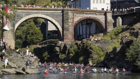 Fiesta de la piragua en el Sil.M�s de trescientos participantes y numerosos p�blico disfrutaron del descenso internacional