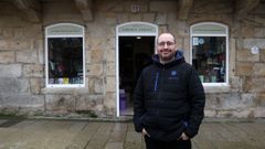 Pablo G&oacute;mez es el actual propietario de la centenaria librer&iacute;a C&aacute;ndido en Rianxo